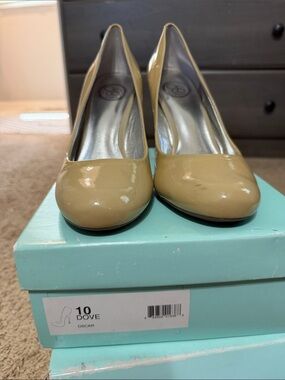 Jessica Simpson Dove Patent Leather Pumps in Taupe